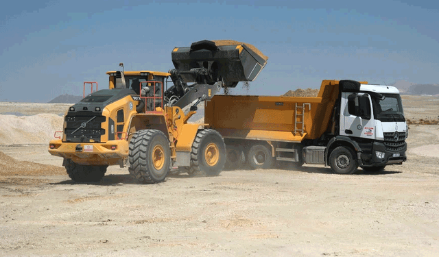 Sivrihisar’da yol yapım çalışmaları devam ediyor