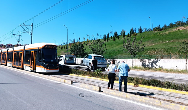 Eskişehir'de tramvay seferlerini aksatan kaza