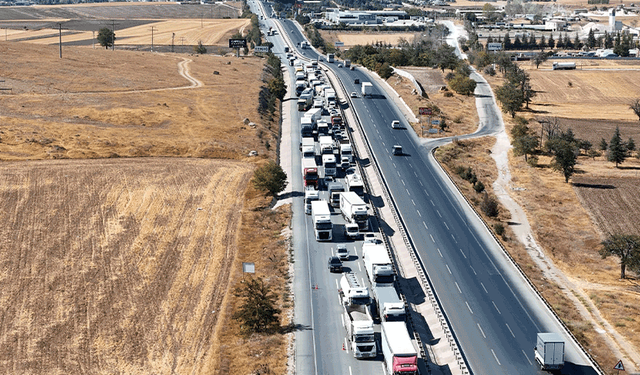 Eskişehir'deki kazada mucize kurtuluş: Ezilen kabinden burnu bile kanamadan çıktı