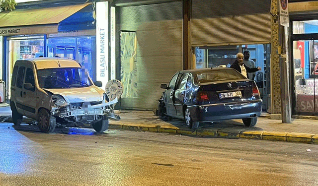 Esnaf faciadan döndü, sürücü şoka girdi: Eskişehir'de korkutan kaza