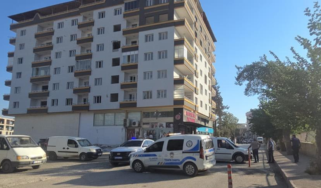 Gaziantep'te şiddetli fırtına hasarlı binanın çatısını uçurdu