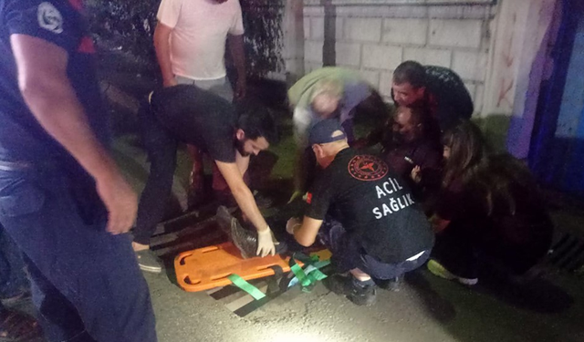 Hatay'da ayağı mazgala sıkışan vatandaş kurtarıldı