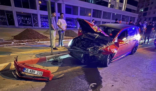 Siirt’te zincirleme kaza: 3 araç çarpıştı, 4 kişi yaralandı
