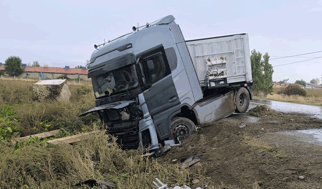 Afyonkarahisar'da mermer yüklü tırın metrelerce kaydığı anlar güvenlik kamerasında