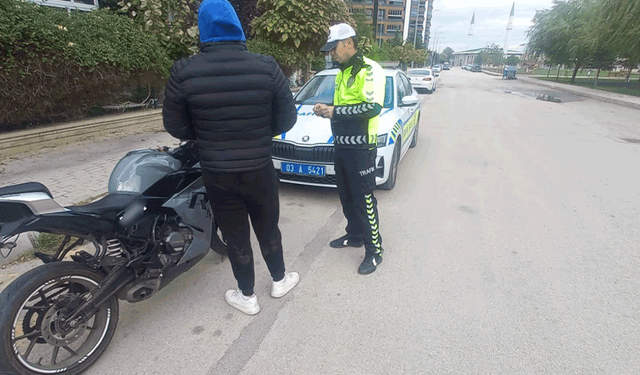 Afyonkarahisar'da motosikletinin plakasını bantla değiştiren sürücü polise yakalandı