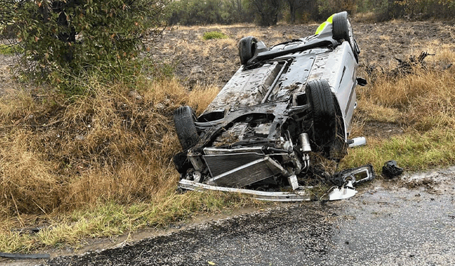 Afyonkarahisar'da takla atan otomobilde 3 kişi yaralandı