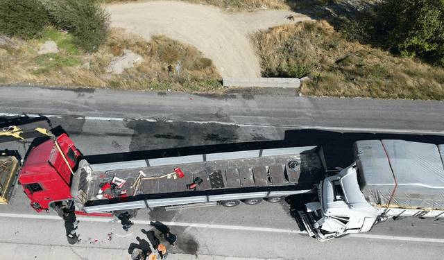 Afyonkarahisar'da tırların çarpıştığı kazada 2 kişi yaralandı