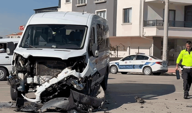 Aksaray'da trafik kazası: Servis minibüsüyle otomobil çarpıştı