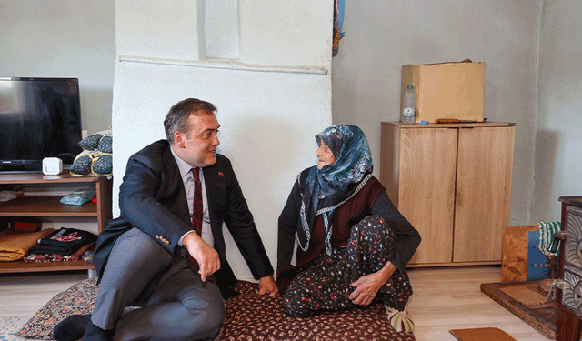 Bilecik'te 96 yaşındaki Fatma teyze Vali Sözer'i evinde ağırladı