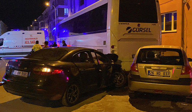 Çarpışan iki otomobil savrularak park halindeki otobüse çarptı: 1 yaralı