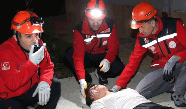 Düzce'de lise pansiyonunda deprem tatbikatı