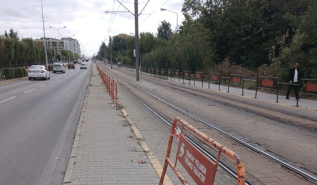 Eskişehir’de kaza sonrası kırılan bariyerler onarılmayı bekliyor