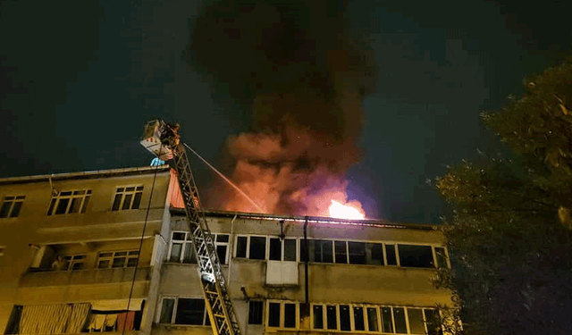 İstanbul'da 4 katlı binanın çatısı alevlere teslim oldu