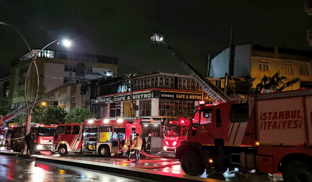 İstanbul'da bir kafenin çatısında yangın çıktı