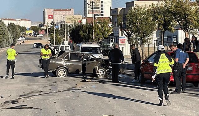 Karaman'da refüjdeki ağaca çarpan otomobil devrildi
