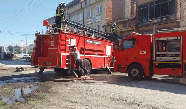 Kütahya'da eski sanayi sitesinde korkutan yangın: 1 itfaiye eri yaralandı