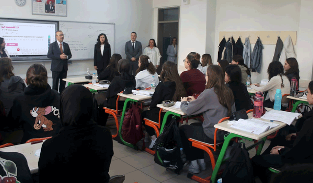 Müdür Aydın, gençlerle sınıf ortamında buluştu