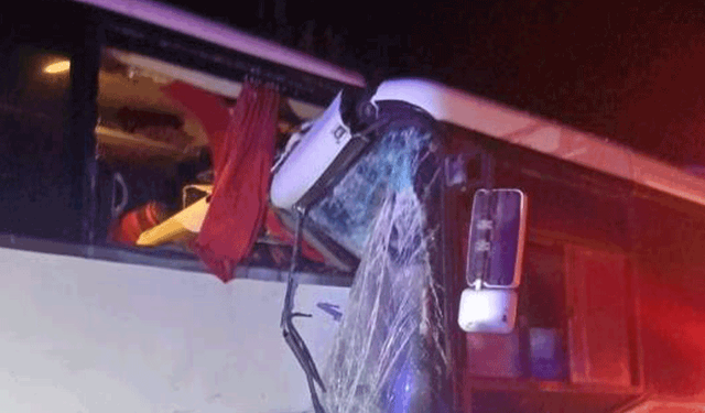 Sinop'ta servis otobüsü yolcu otobüsüne çarptı: 13 yaralı