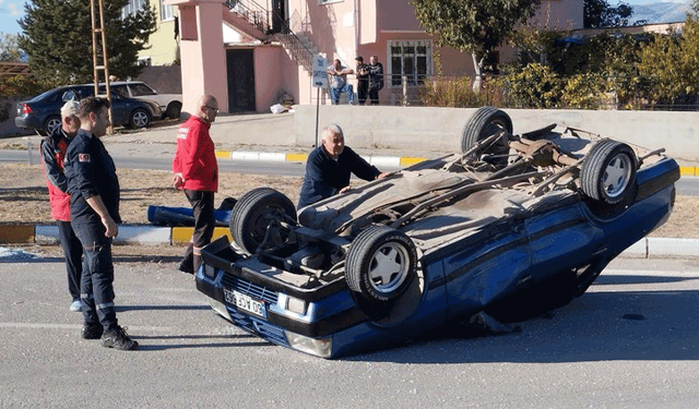 Sivas'ta bir otomobil takl atarak ters döndü