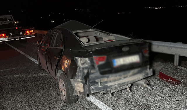 Afyonkarahisar'da tıra çarpan otomobilde 4 kişi yaralandı