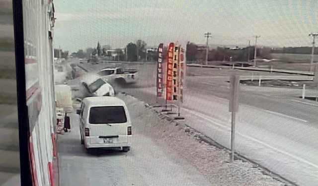 Ani dönüş faciaya yol açıyordu: İki araç savruldu, sürücüler yaralı