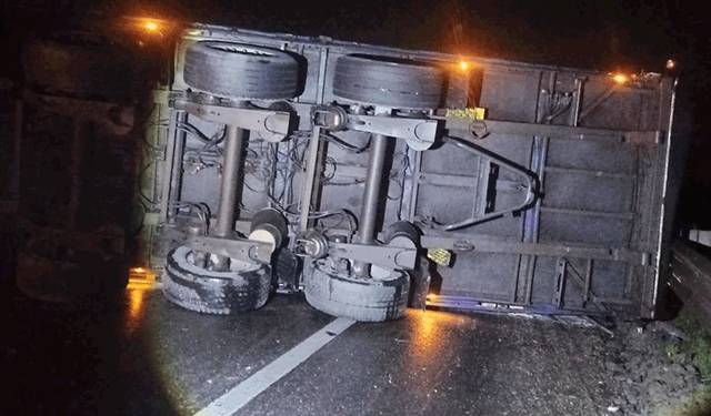 Bilecik'te tır devrildi: Yol ulaşıma kapandı