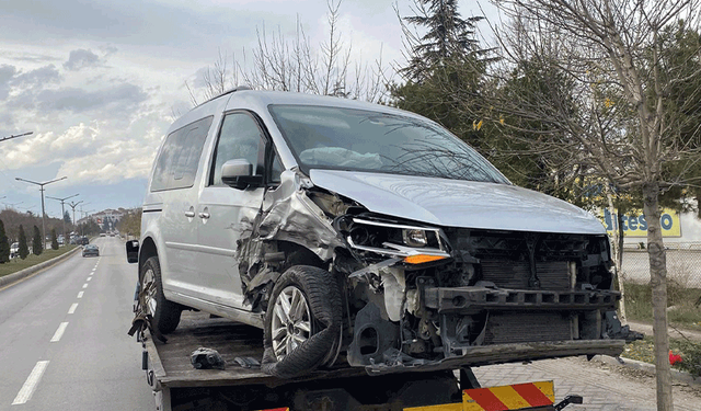 Cumhuriyet Bulvarı’nda iki araç çarpıştı: Sürücü yaralı