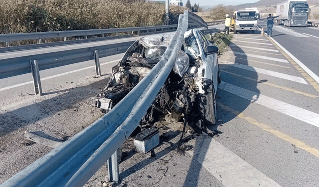 Eskişehir yolunda feci kaza: Araç bariyerlere saplandı, yaralılar var