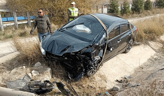 Eskişehir yolunda otomobil kanala girdi: Sürücü yaralı