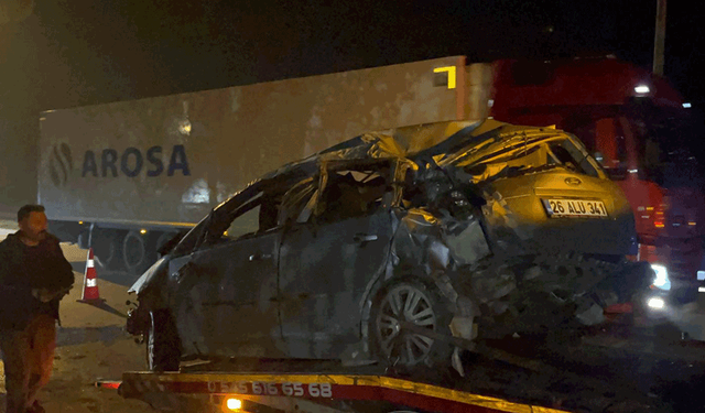 Eskişehir’de facianın eşiğinden: Araç direği devirip karşı şeride uçtu