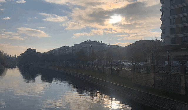 Eskişehir’de güneşin Porsuk Çayı ile buluştuğu anlar mest etti