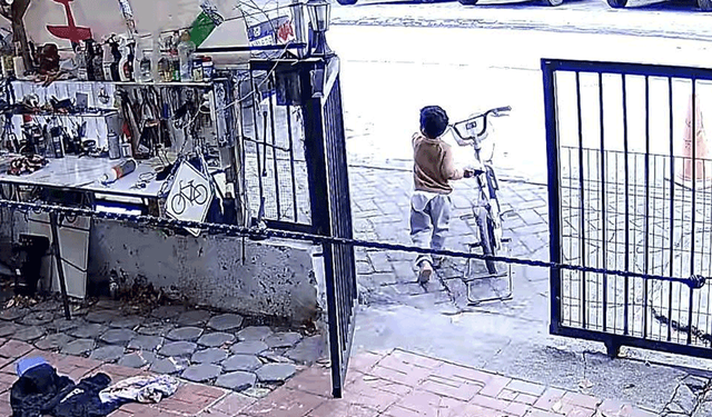 Eskişehir’de iki küçük çocuğun bisiklet hırsızlığı kamerada