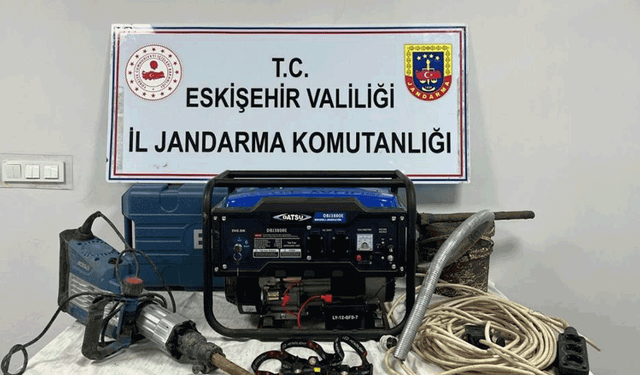 Eskişehir'de kaçak kazı yapan 4 şüpheli suçüstü yakalandı