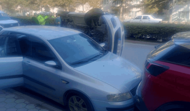 Eskişehir'de kontrolünü kaybeden sürücü park halindeki araçlara çarptı