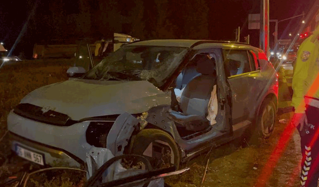 Eskişehir'de porselen hammaddesi yüklü kamyon otomobille çarpıştı: 4 yaralı