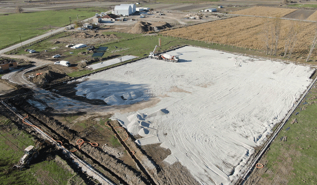İnönü’de futbol sahası ve camii çevresi yenileniyor
