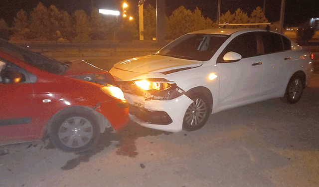 Kontrolden çıkan otomobil polis aracına çarptı: 1’i polis 2 yaralı