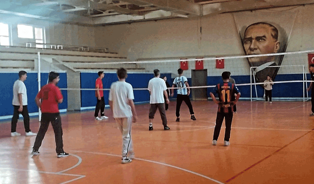Mahmudiye’de Voleybol GSB Spor Okulları çalışmaları sürüyor