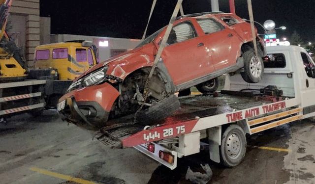 Otomobil yoldan çıkarak bariyerlere çarptı, 2 kişi yaralandı