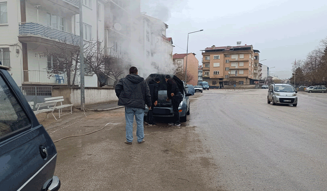 Afyon'da araç motorunda çıkan yangın kısa sürede kontrol altına alındı
