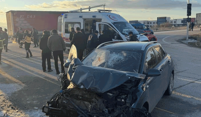 Afyon'da  servis aracıyla otomobil çarpıştı, 18 kişi yaralandı