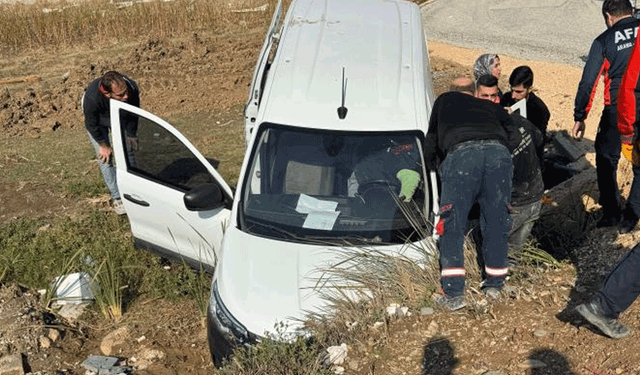 Batman'da otomobil su kanalına düştü