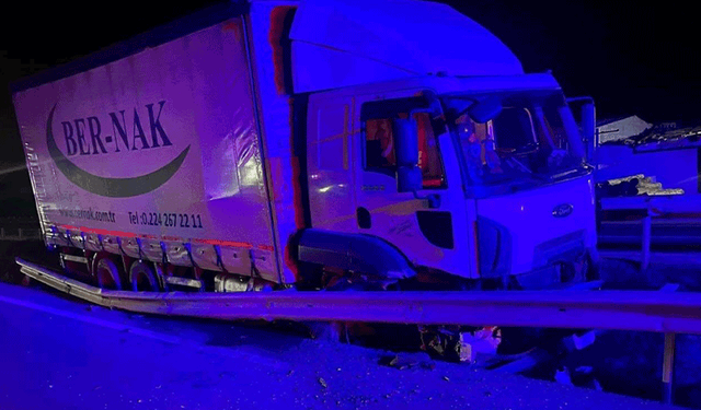 Bilecik’te kamyon refüje çarptı: 1 yaralı