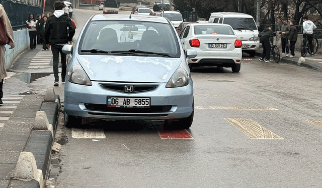 Bilecik’te yaya geçidine park eden sürücü tepki çekti