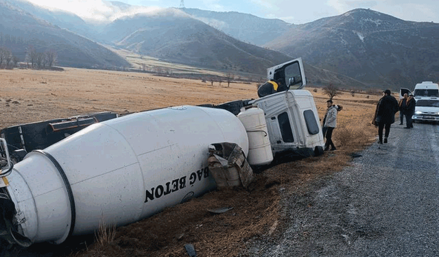 Bitlis'te  beton mikseri şarampole devrildi: 1 yaralı