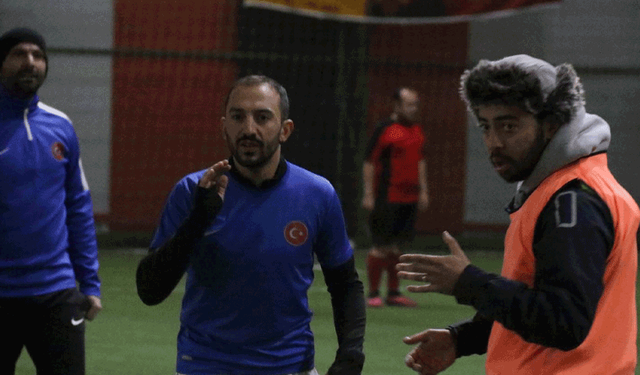 Bu maçta pas işaret dili ile isteniyor, gol sesi çıkmıyor