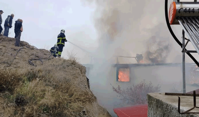 Çorum’da alev alev yanan ev kullanılmaz hale geldi
