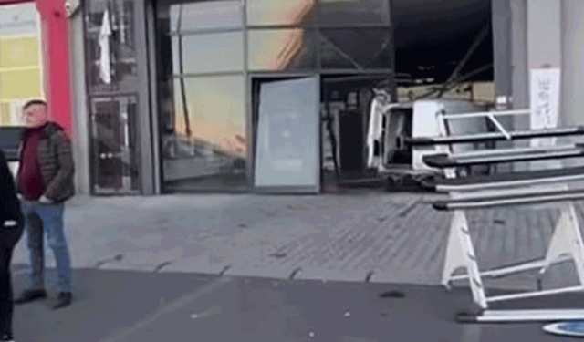 Diyarbakır'da fren yerine gaza basan sürücü dükkana daldı