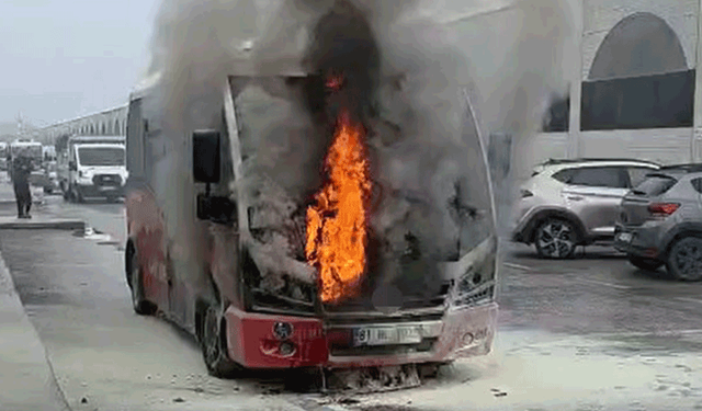 Düzce'de halk otobüsü alev alev yandı