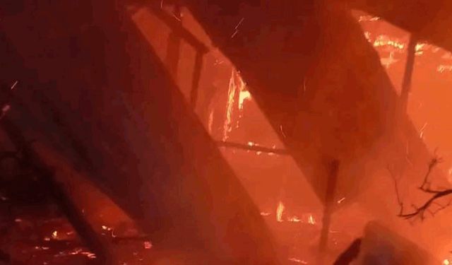 Hatay'da barakada yangın çıktı